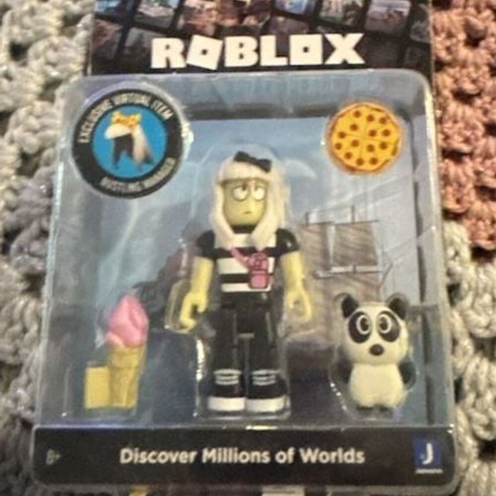 Roblox Work at a Pizza Place Mia Action Figure